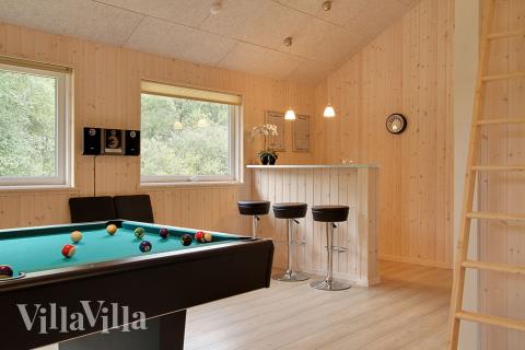 I aktivitetsrummet er indrettet en bar med køleskab, hvor der kan mikses drinks og heppes på de dystende