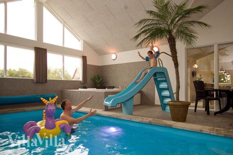 I husets pool kan der svømmes og bades i timevis og derefter slappes af i sauna eller spabad