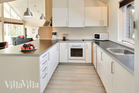 Køkkenet er praktisk indrettet i forbindelse med opholdsrummet, så kan hygges og snakkes over madlavningen