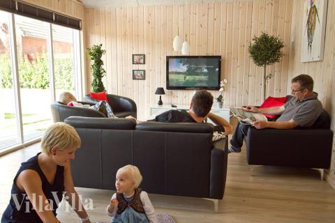 Stuen er hyggelgt indrettet med sofaer og brændeovn, som kan give lidt ekstra hygge og varme på en kølig dag