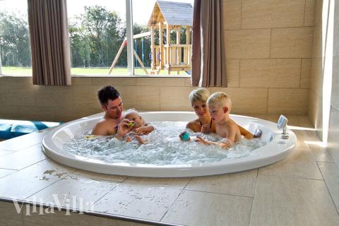 Huset indbyder til hygge, wellness og leg hele året rundt. I kan nyde en tur i spaen efterfulgt af afslapning i saunaen