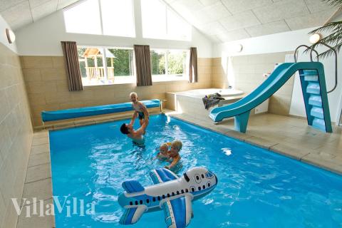 Husets eget badeland med pool med rutsjebane, stor spa og sauna er et slaraffenland for vandhunde og wellness-nydere