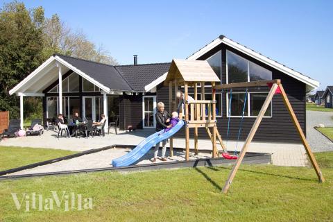 På husets store solterrasse kan der solbades eller grilles en god middag