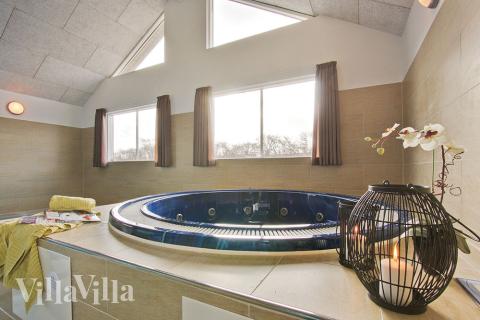 Det store spabad indbyder til skøn afslapning og velvære