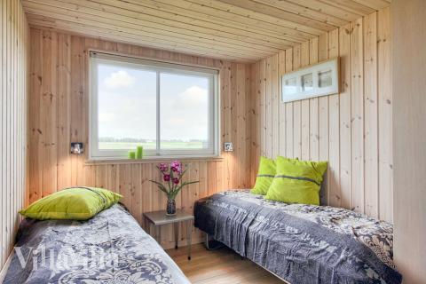 Soveværelserne er hyggelige og indrettede med enkelt- eller dobbeltsenge og skabsplads