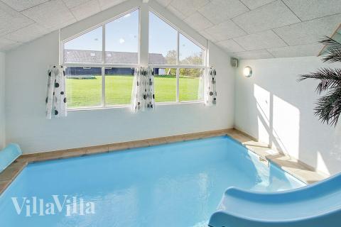 Husets eget badeland er med poolen på 15 m2 med vandrutsjebane og det store spabad et slaraffenland for alle vandhunde