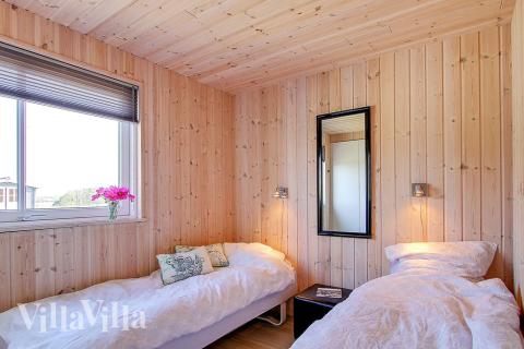 Soveværelserne er lyse og indrettede med boxmadrasser og indbygningsskabe