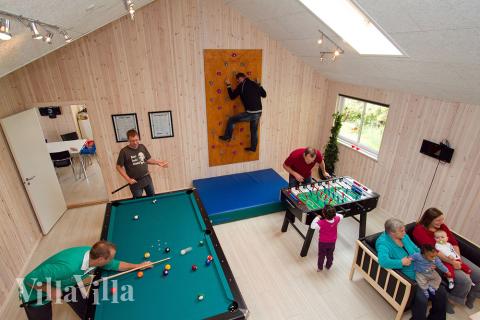 I husets aktivitetsrum er der ingen undskyldning for at sidde stille - her må der godt klatres på væggen !