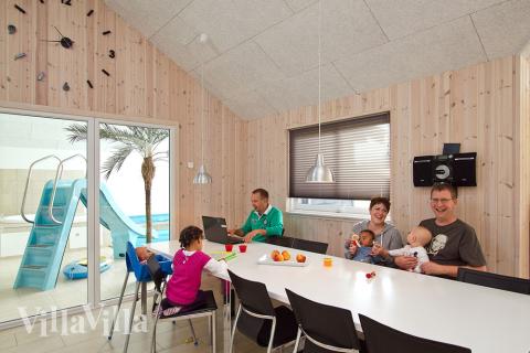 Husets omdrejningspunkt - det hyggelige køkken-alrum og stue - er smagfuldt møbleret, og der er mulighed for at tænde op i brændeovnen