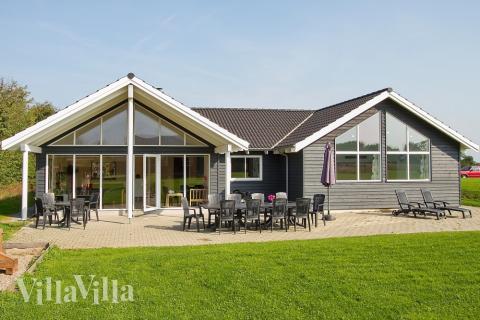 Dette flotte luksushus med pool nær Kegnæs Strand er indrettet med hyggelige møbler og fine arkitektoniske detaljer