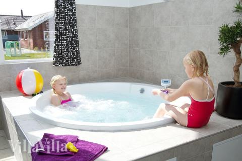 Efter en begivenhedsrig dag kan der slappes af i husets elegante spabad