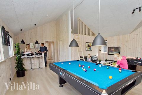 I aktivitetsrummet er ligeledes indrettet en bar med køleskab, hvor der kan mikses drinks og heppes på de dystende