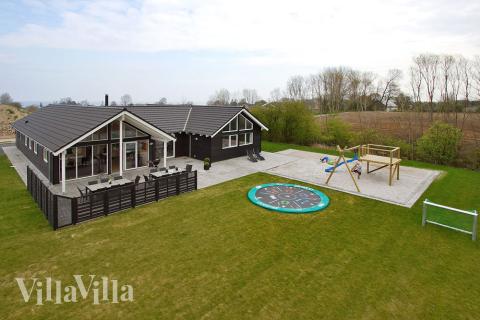 Velkommen indenfor i dette luksushus med pool på Nordals, hvor en vellykket ferieoplevelse er sikret uanset vejr og årstid