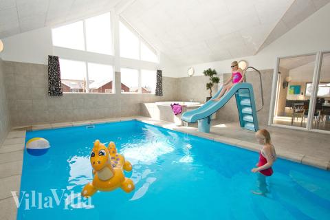 Der kan bades og svømmes i timevis i husets eget badeland med pool med modstrømsanlæg, vandrutsjebane og romersk trappe