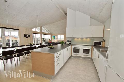 Køkkenet er stort og godt indrettet, så der kan laves god mad til den store familie eller vennekreds