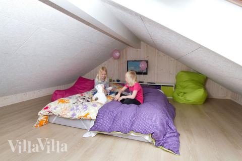 Til børnene er der indrettet hygge-krog på den ene hems med fladskærm-tv og sækkestole