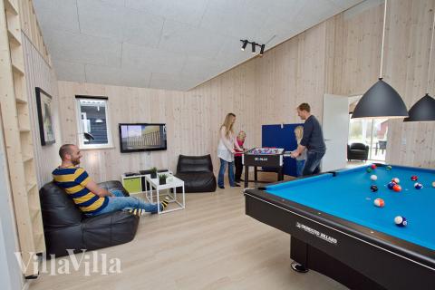 Der er timers underholdning i aktivitetsrummet, hvor der kan dystes i både billard/bordtennis, fodboldspil og dart