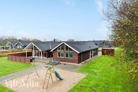 I det attraktive aktivitesrum i luksushus nr. 280 i Sydjylland  er der masser af udendørs aktiviteter, f.eks. legetårn og gynge