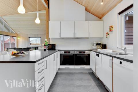 Køkkenet i luksushus nr. 280 er udstyrret, så I let kan lave mad til 18 personer.