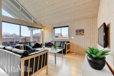 Der er mulighed for hygge i sommerhusets sofaarrangement, når I besøger luksushus nr. 280