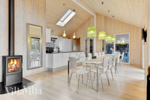 Det store lyse opholdrum i luksushus nr. 280 til 18.