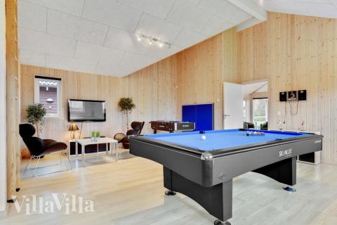 Dyst i sommerhusets aktivitetsrum, når I besøger luksushus nr. 280 i Sydjylland.