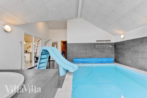 Sommerhus 280 er indrettet med en lækker poolafdeling med vandrutsjebane, dejlig stor indbygget spabad og sauna