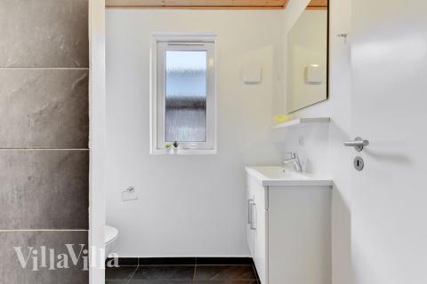 Der er bad med brus i luksushus nr. 280 til 18 personer.