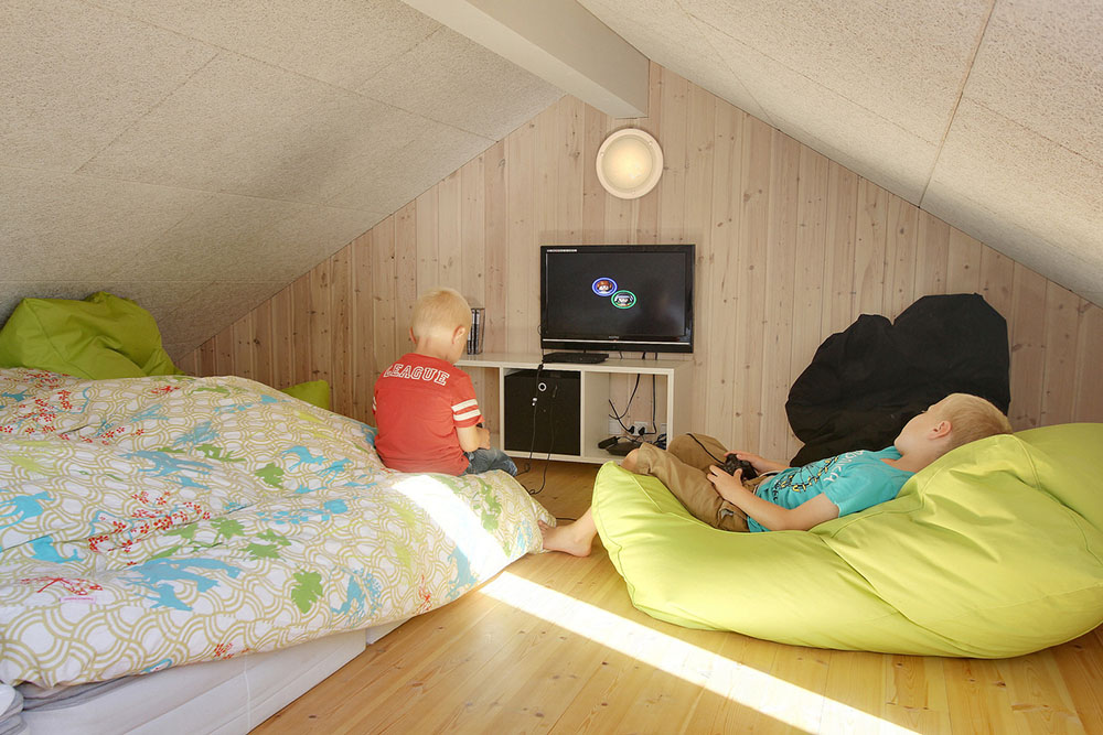 Til børn og unge er der indrettet hyggehjørne på hemsen med sækkestole og fladskærms-tv med dvd