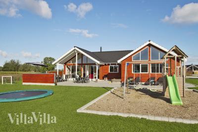 Dejligt stort sommerhus på Nordals med pool og plads til 16 personer. Der er også flere forskellige aktiviteter i huset, f.eks. billard.