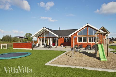 Dejligt stort sommerhus på Nordals med pool og plads til 16 personer. Der er også flere forskellige aktiviteter i huset, f.eks. billard.