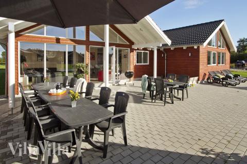 Husets store terrasse og naturgrund er de perfekte rammer for en sommerdag i solen eller en hyggelig grillaften