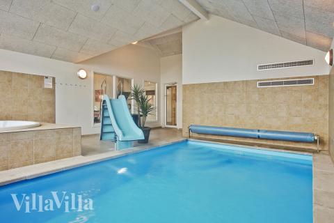 I husets eget badeland med 18 m2 pool, spa og sauna er I sikret timers leg og sjov