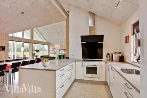 Køkkenet er rummeligt og indrettet i forbindelse med opholdsrummet, så der kan hygges og snakkes over madlavningen