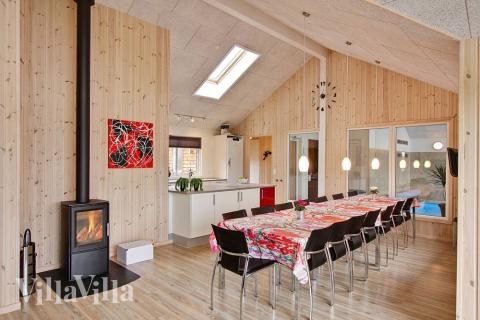 Det centrale opholdsrum er husets naturlige samlingspunkt og indrettet med spisepladser, sofagrupper og kig til poolrummet