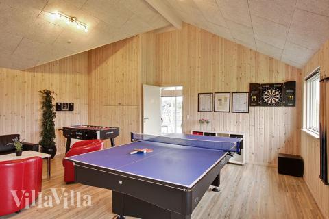 Underholdningen er sikret i dette luksushus - der er et fuldudstyret aktivitetsrum med billard/bordtennis og dart