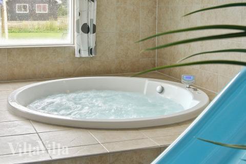 Det store 4-6 personers spabad indbyder til afslapning og velvære