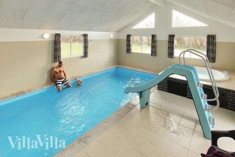 I det indbydende poolrum kan I nyde en tur i den 18 m2 store pool med vandrutsjebane. Der er også svømmetræner, som kan give lidt ekstra kondition og sjov