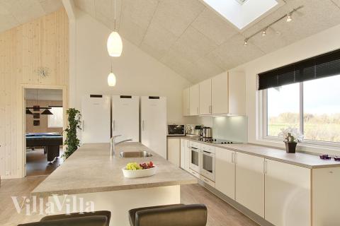 Køkkenet er velindrettet med alt, hvad der behøves til feriens madlavning 