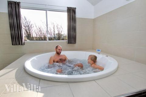 Trænger I til ren afslapning kan I hoppe i spabadet (4-6 personer) og efterfølgende dase i saunaen