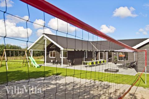 Udendørs kan desuden dystes i beachvolley.