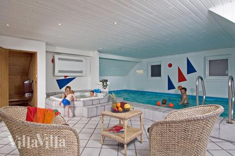 I husets eget badeland kan der bades og svømmes uanset vejr og årstid