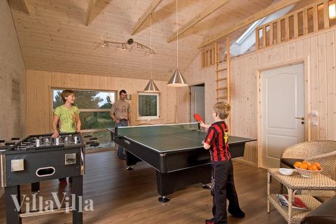 I husets aktivitetsrum er der underholdning til både store og små