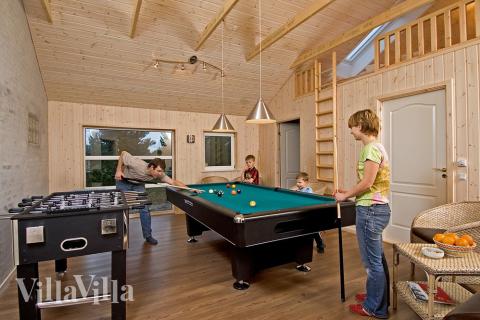 Familie og venner kan dyste mod hinanden i både billard, bordtennis, dart og fodboldspil