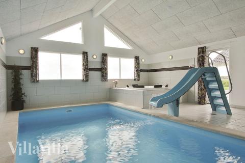 Den flotte poolafdeling indbyder med 20 m2 swimmingpool med modstrømsanlæg, vandrutsjebane, spa og sauna til både hygge og afslapning