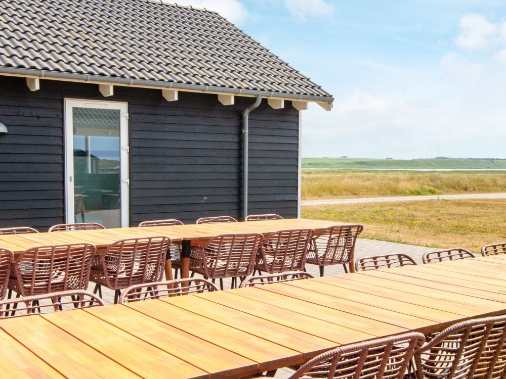 Nyd en grillaften på terrassen i luksushus nr. 293 i Vestjylland