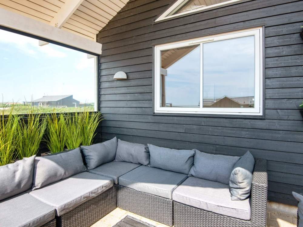 På terrassen i sommerhus nr. 293 er der plads til 22 personer.