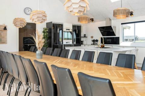 Køkkenet i luksushus nr. 293 er udstyrret, så I let kan lave mad til 22 personer.