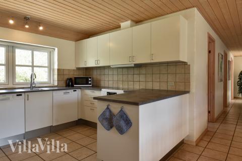 Husets rummelige køkken med masser af skabsplads og gode moderne faciliteter inviterer til store kulinariske udfoldelser