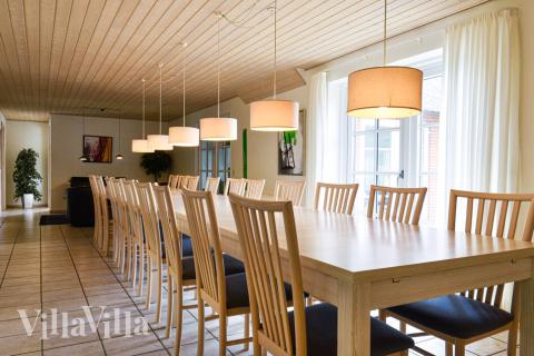 Der er plads til 24 personer omkring det lange bord i spisestuen